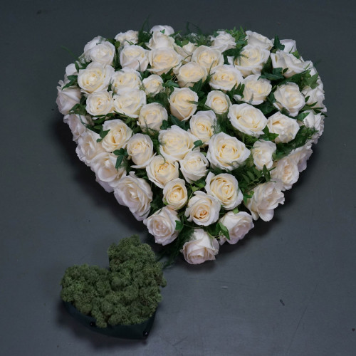 Vrir (rouwhart van witte rozen)